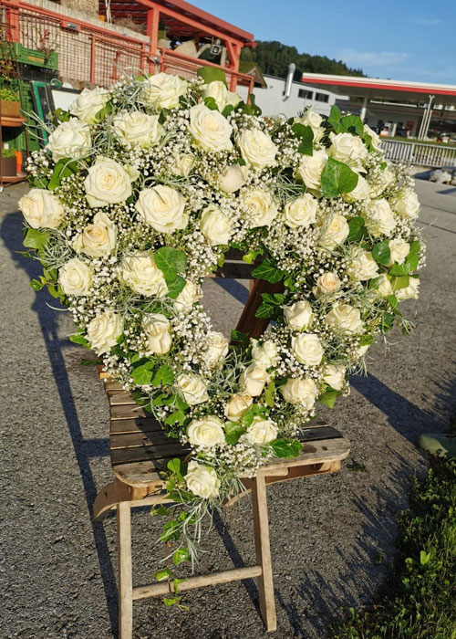Blumenherz für die Beerdigung