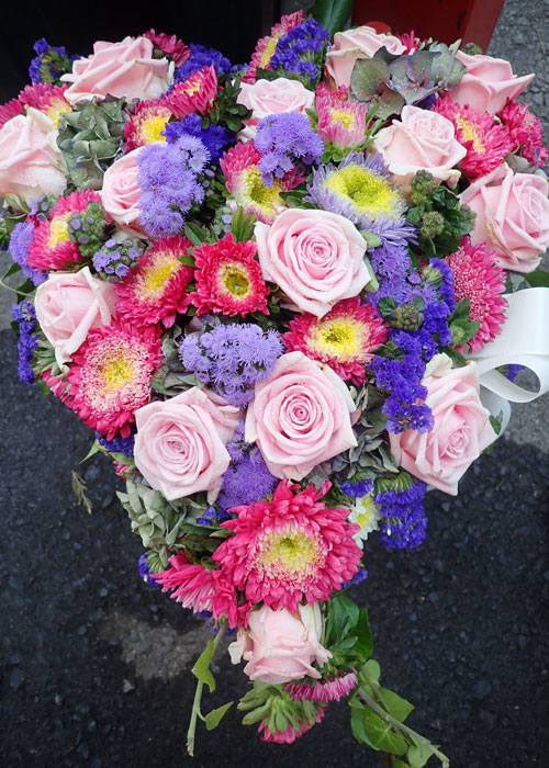 buntes Blumenherz für die Beerdigung