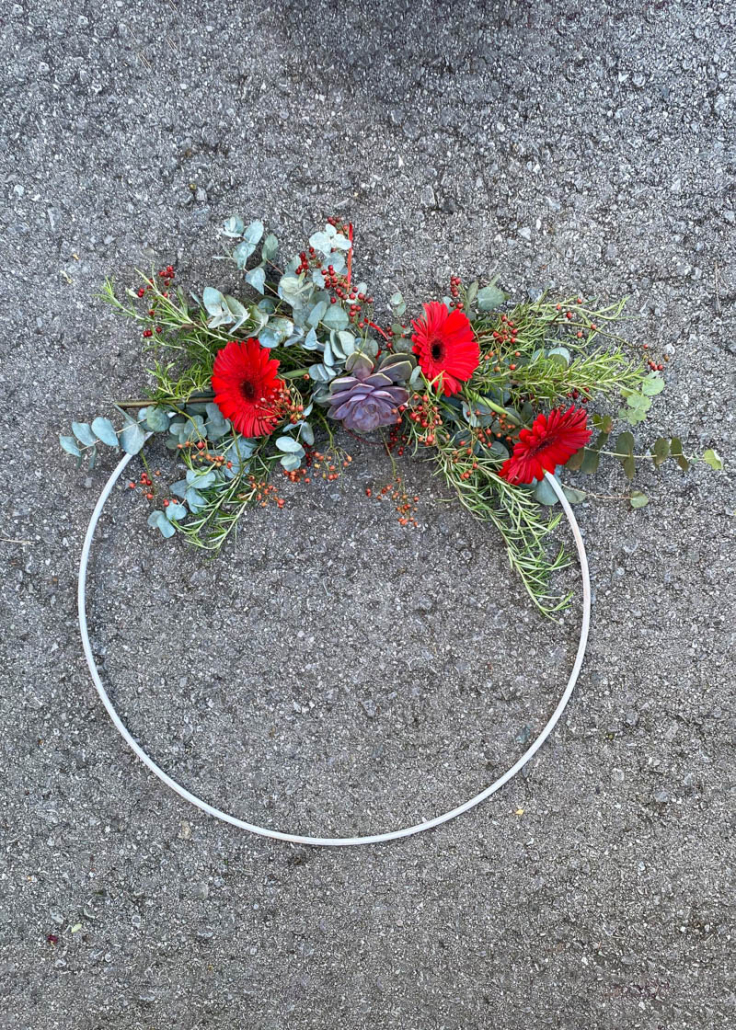 Metallring mit roten Blumen geschmückt