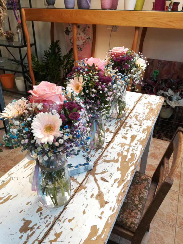 3 Blumensträuße mit rosa und lila Blumen