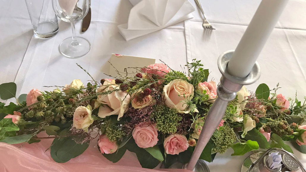 rosa-weiße Blumengesteck, Tischdekoration