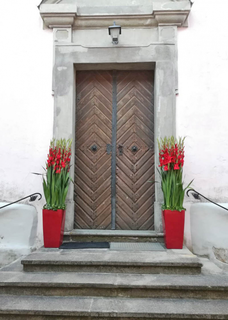 2 Blumensteher vor Kirchentür