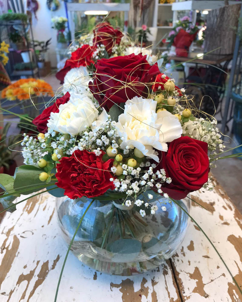 Blumenstrauß mit roten und weißen Rosen
