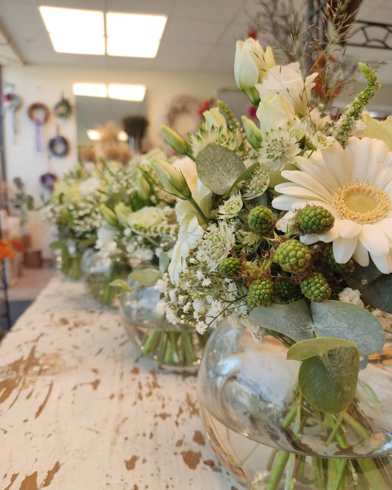 Tischdekoration mit weiße Blumensträußen