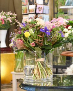 Blumenstrauß mit Vase für den Frühling